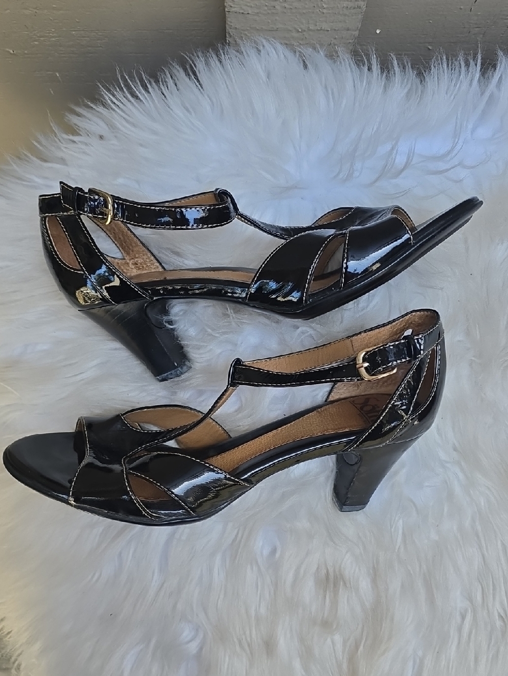 Söfft patent leather black T strap sandals 8M
